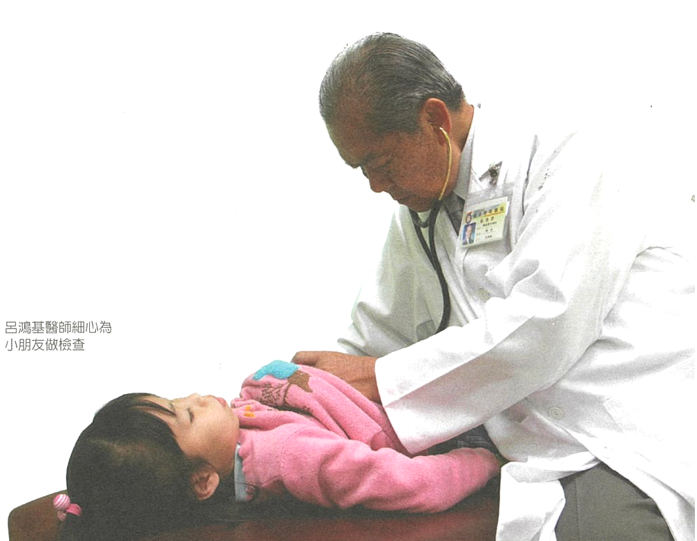 呂鴻基醫師細心為小朋友做檢查